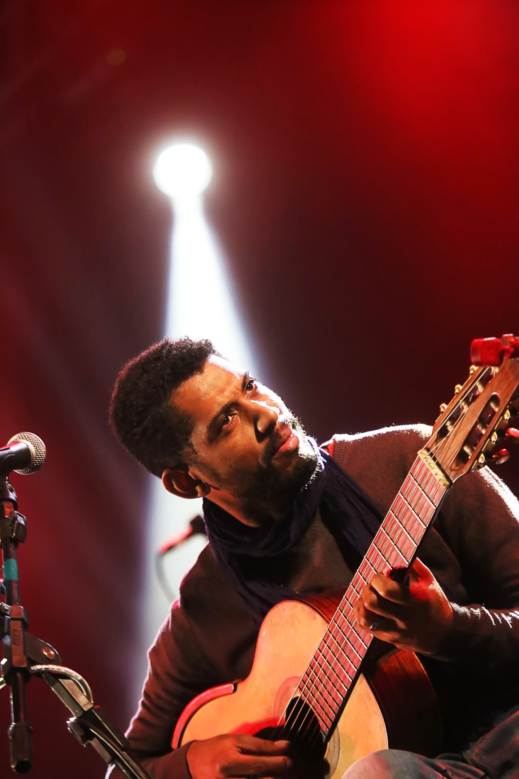 Matheus Luna tocando violão